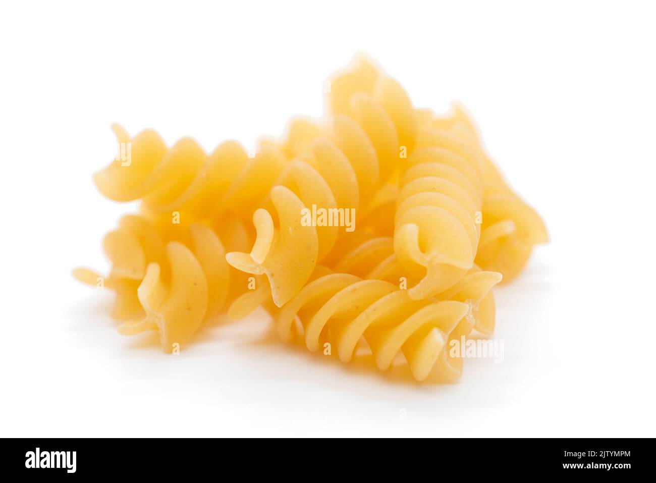 Pasta in primo piano, pasta, fusilli, spaghetti, fondo bianco, immagine ritagliata Foto Stock