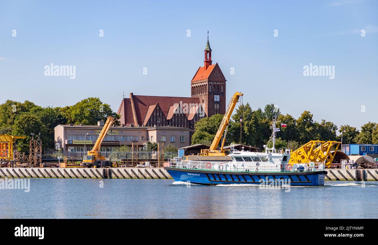 Una foto di una nave di fronte alla Chiesa marittima di Gdańsk. Foto Stock