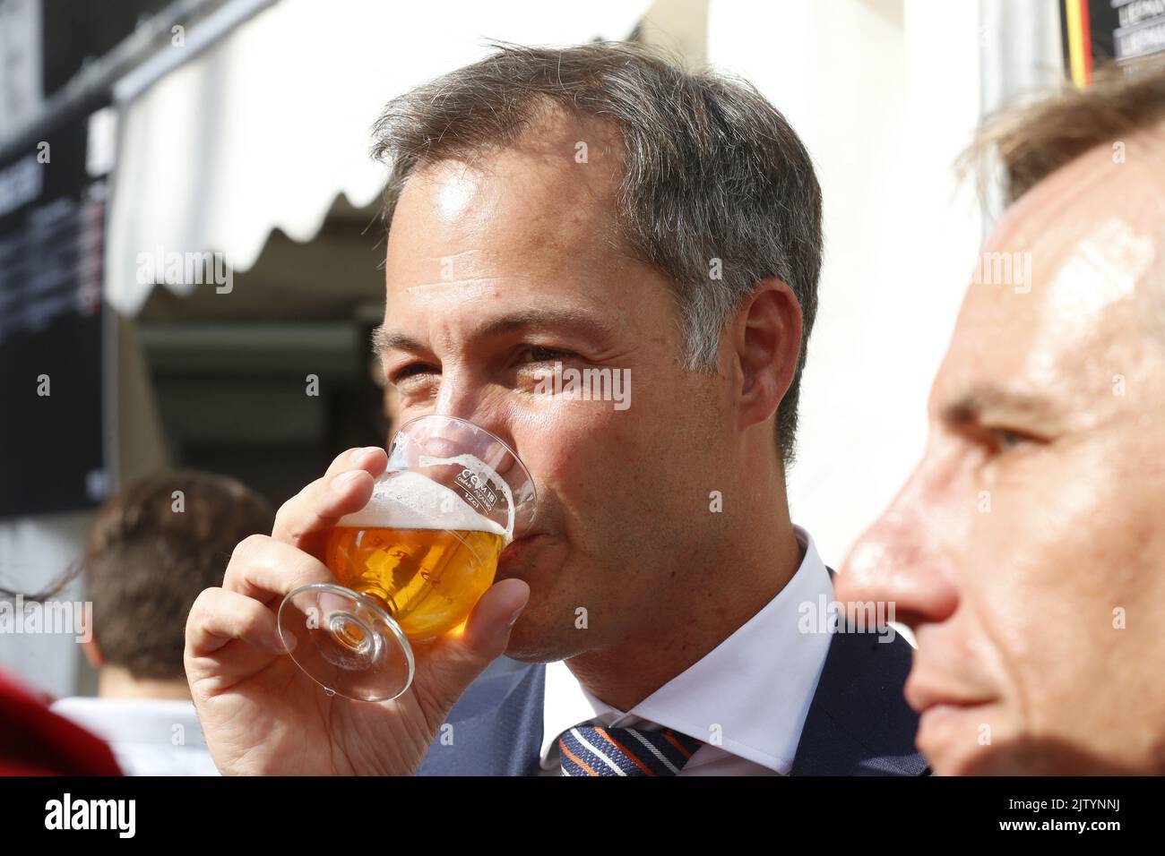 Il primo Ministro Alexander De Croo ha fatto un'immagine durante l'edizione 2022 del festival Belgian Beer Weekend nel centro di Bruxelles, organizzato dalla Federazione Nazionale delle birre belghe. Durante l'evento, i visitatori possono assaggiare 400 birre diverse di 40 diversi produttori. Città, . FOTO DI BELGA NICOLAS MAETERLINCK Foto Stock Il primo Ministro Alexander De Croo ha fatto un'immagine durante l'edizione 2022 del festival Belgian Beer Weekend nel centro di Bruxelles, organizzato dalla Federazione Nazionale delle birre belghe. Durante l'evento, i visitatori possono assaggiare 400 birre diverse di 40 diversi produttori. Città, . FOTO DI BELGA NICOLAS MAETERLINCK Foto Stock