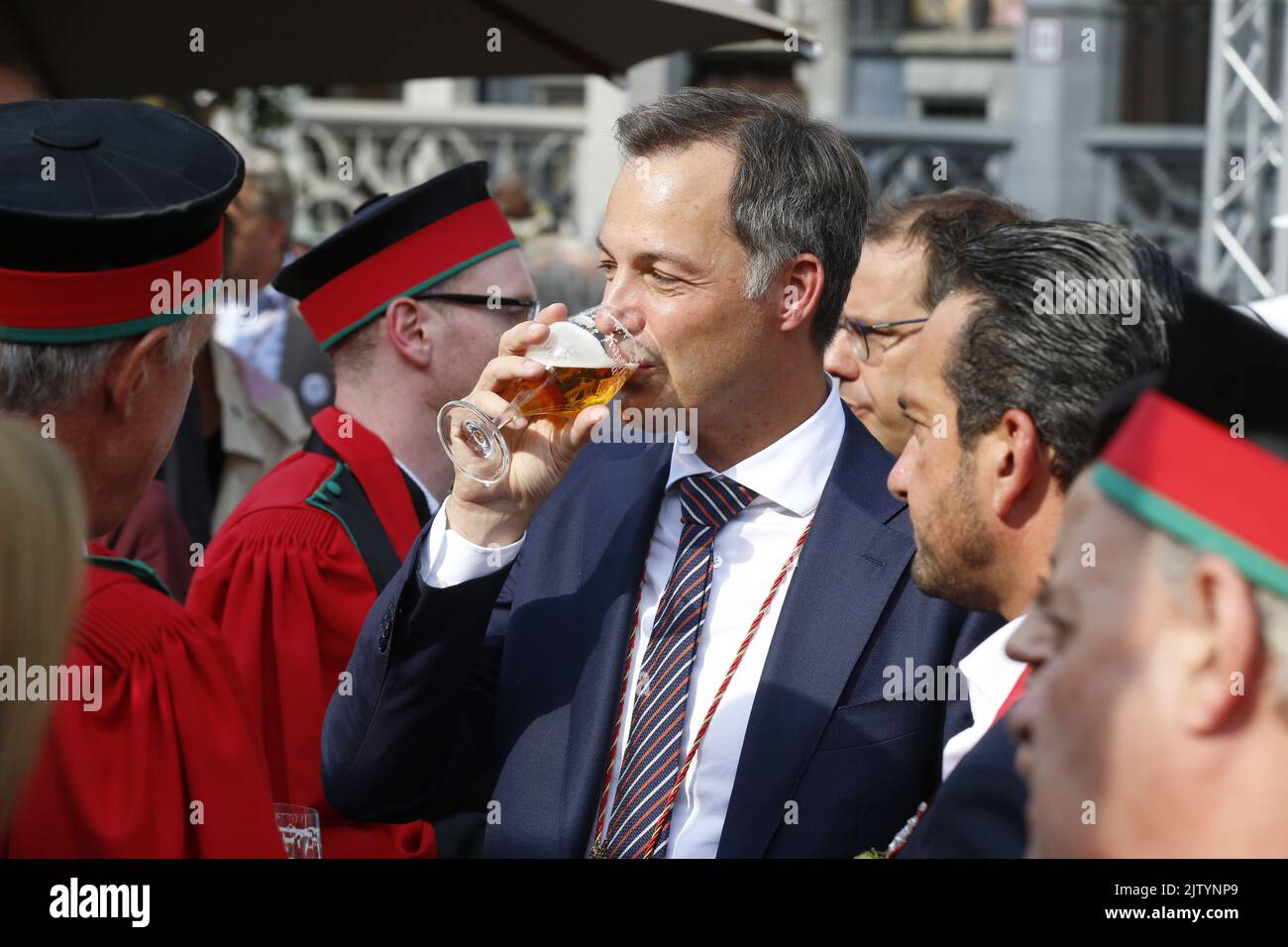 Il primo Ministro Alexander De Croo ha fatto un'immagine durante l'edizione 2022 del festival Belgian Beer Weekend nel centro di Bruxelles, organizzato dalla Federazione Nazionale delle birre belghe. Durante l'evento, i visitatori possono assaggiare 400 birre diverse di 40 diversi produttori. Città, . FOTO DI BELGA NICOLAS MAETERLINCK Foto Stock Il primo Ministro Alexander De Croo ha fatto un'immagine durante l'edizione 2022 del festival Belgian Beer Weekend nel centro di Bruxelles, organizzato dalla Federazione Nazionale delle birre belghe. Durante l'evento, i visitatori possono assaggiare 400 birre diverse di 40 diversi produttori. Città, . FOTO DI BELGA NICOLAS MAETERLINCK Foto Stock
