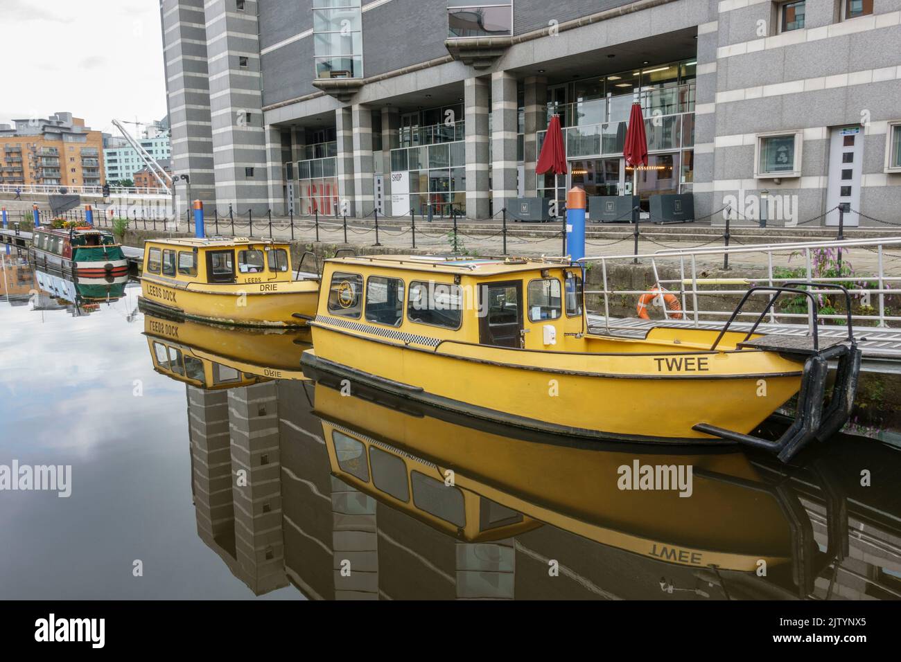 Taxi sul fiume Leeds Dock, uno sviluppo misto con negozi, uffici e strutture per il tempo libero presso il fiume Aire, Leeds, West Yorkshire, Regno Unito. Foto Stock