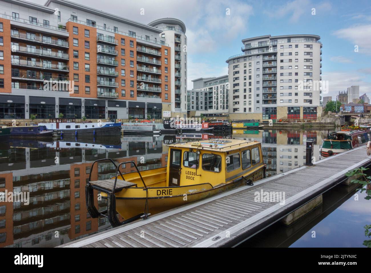 Vista generale di MacKenzie House, Leeds Dock, uno sviluppo misto con negozi, uffici e strutture per il tempo libero sul fiume Aire, Leeds, West Yorkshire, Regno Unito. Foto Stock