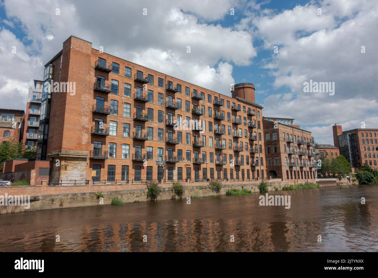 Roberts Wharf a Leeds Dock, un'area di sviluppo mista con negozi, uffici e strutture per il tempo libero sul fiume Aire, Leeds, West Yorkshire, Regno Unito. Foto Stock