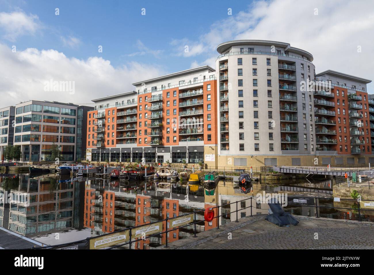 Vista generale di MacKenzie House, Leeds Dock, uno sviluppo misto con negozi, uffici e strutture per il tempo libero sul fiume Aire, Leeds, West Yorkshire, Regno Unito. Foto Stock
