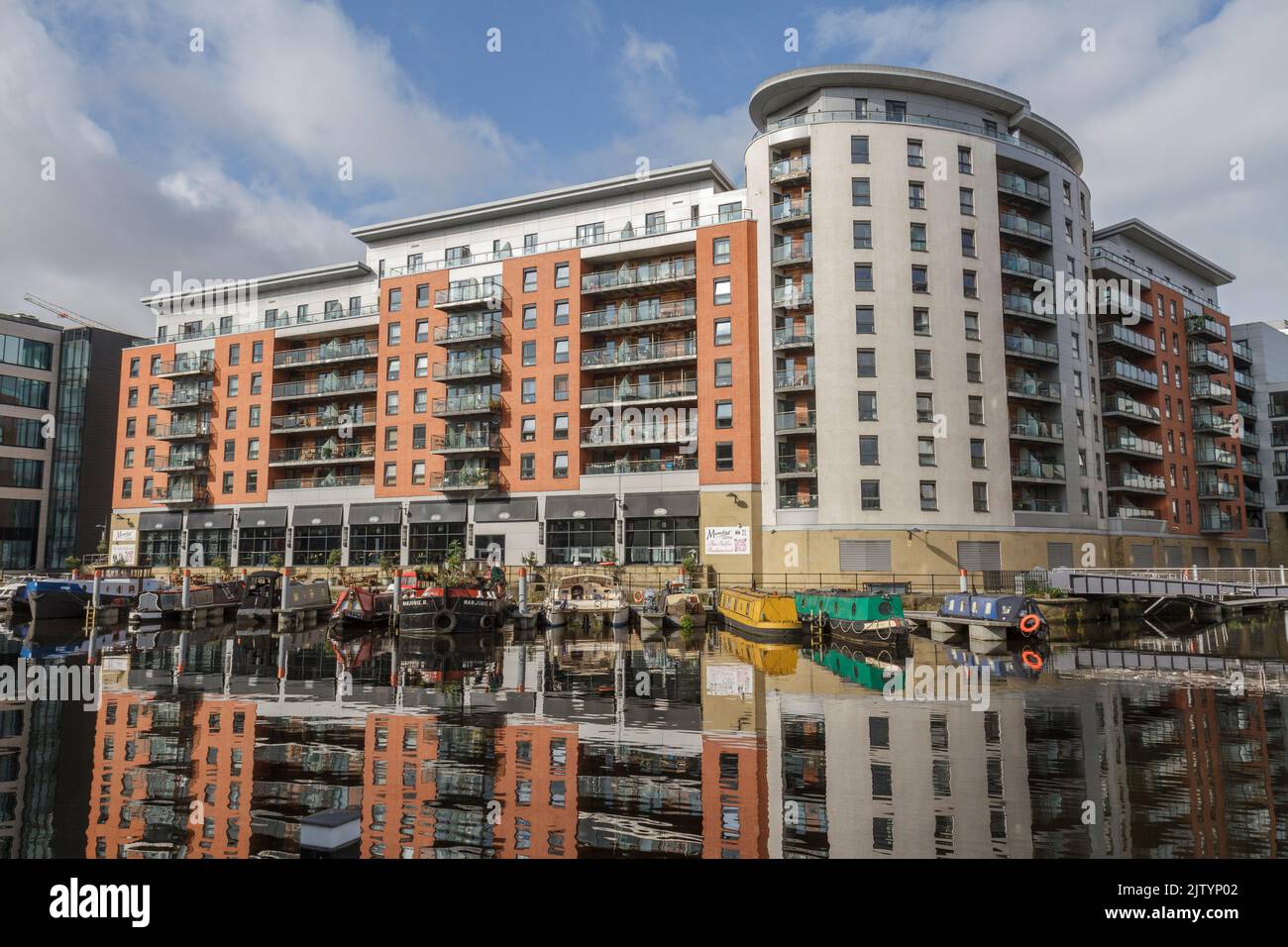 Vista generale di MacKenzie House, Leeds Dock, uno sviluppo misto con negozi, uffici e strutture per il tempo libero sul fiume Aire, Leeds, West Yorkshire, Regno Unito. Foto Stock