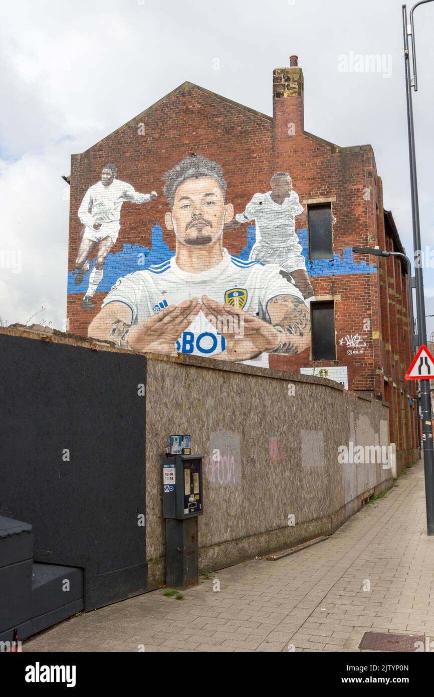 Storico murale dei giocatori di Leeds United (Laregst Kalvin Phillips) sul lato di un ex magazzino, la zona di atterraggio di chiamate di Leeds, West Yorkshire, Regno Unito. Foto Stock