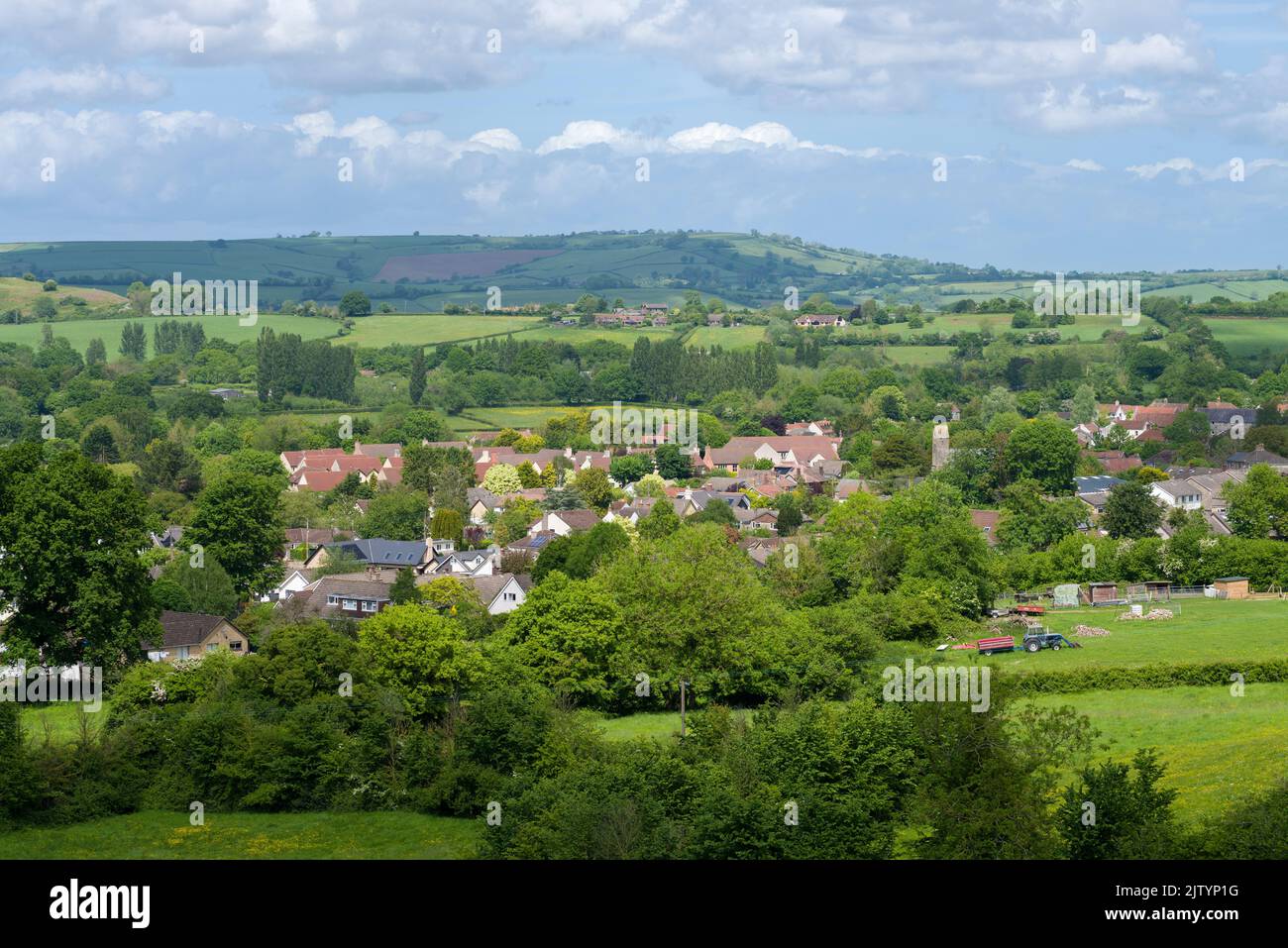 Il villaggio di Bishop Sutton circondato dalla campagna nella zona di Chew Valley, Somerset, Inghilterra. Foto Stock