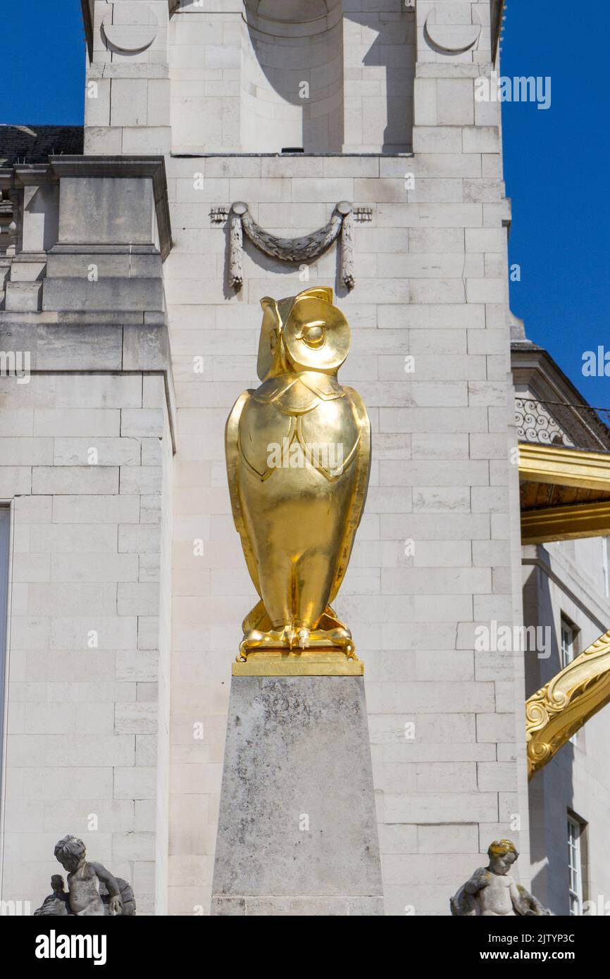 Scultura di gufo d'oro nella sala civica di Leeds, Millenium Square, Leeds, West Yorkshire, Regno Unito. Foto Stock