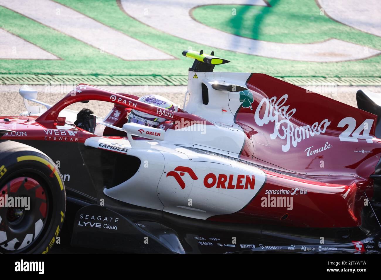 ZANDVOORT, PAESI BASSI - 2 SETTEMBRE: Zhou Guanyu della Cina e Alfa Romeo prima del Gran Premio d'Olanda di Formula 1 - Libere sul circuito di Zandvoort il 2 settembre 2022 a Zandvoort, Paesi Bassi. (Foto di Marcel ter Bals/Orange Pictures) Foto Stock