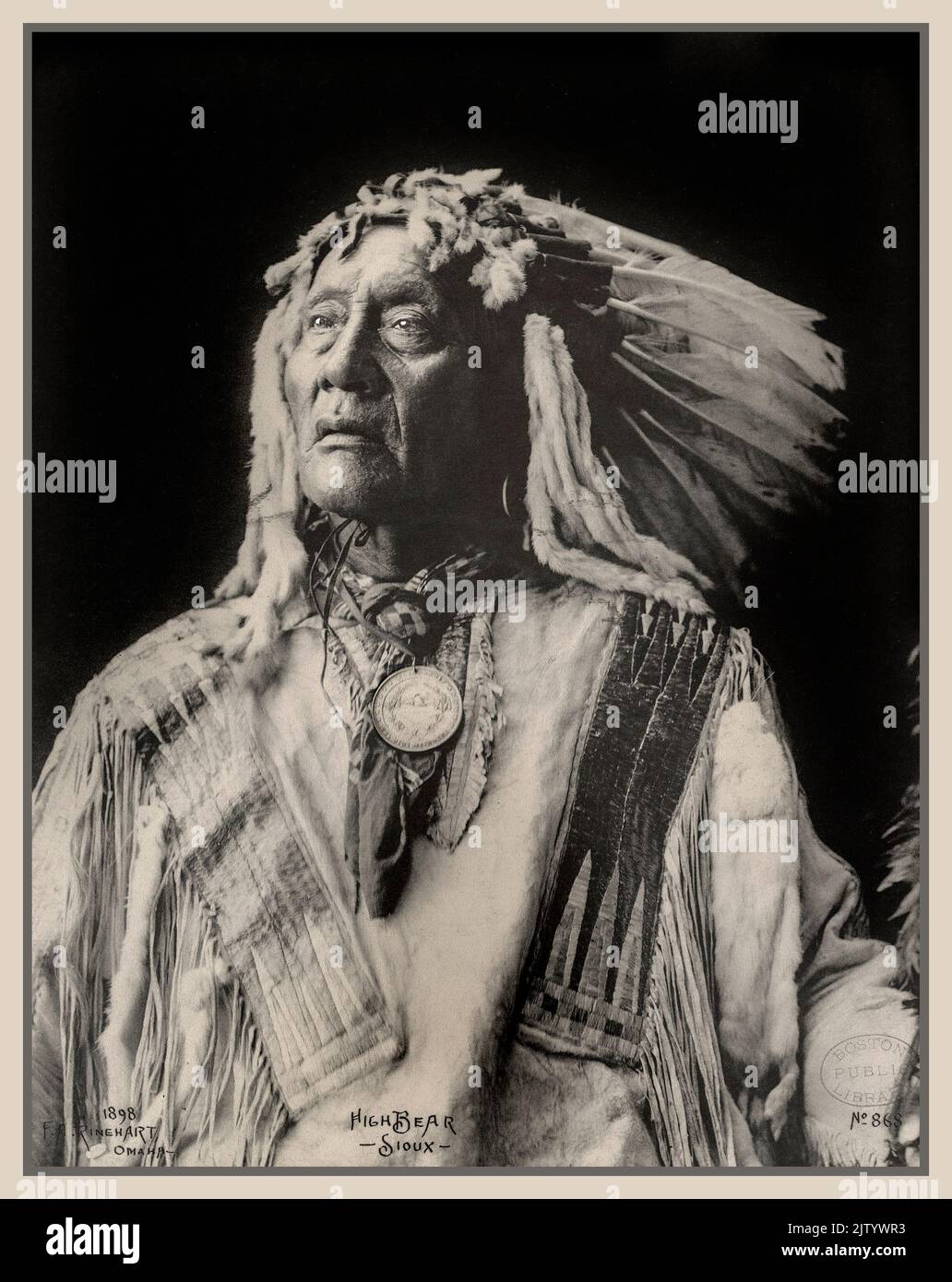 High Bear, Sioux North American nativo etnico indigeno sioux Tribe fotografo: Rinehart, F. A. (Frank A.) 1898 1 stampa fotografica : stampe platino; Fotografie di ritratti indiani del Nord America; Dakota Indiani; Trans-Mississippi ed esposizione internazionale (1898 : Omaha, Nebraska USA.) Foto Stock