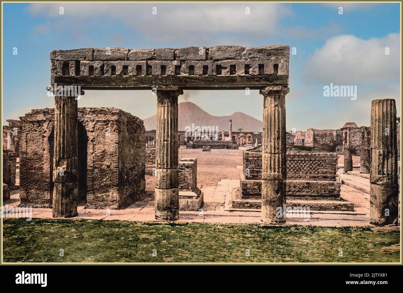 IL FORUM POMPEI VESUVIO FUMO NAPOLI Vintage Travel retro il Forum * Pompei, Napoli Italia Pompei (città); Italia Data tra il 1890 e il 1900 1 stampa fotomeccanica : fotocromia, colore. Foto Stock