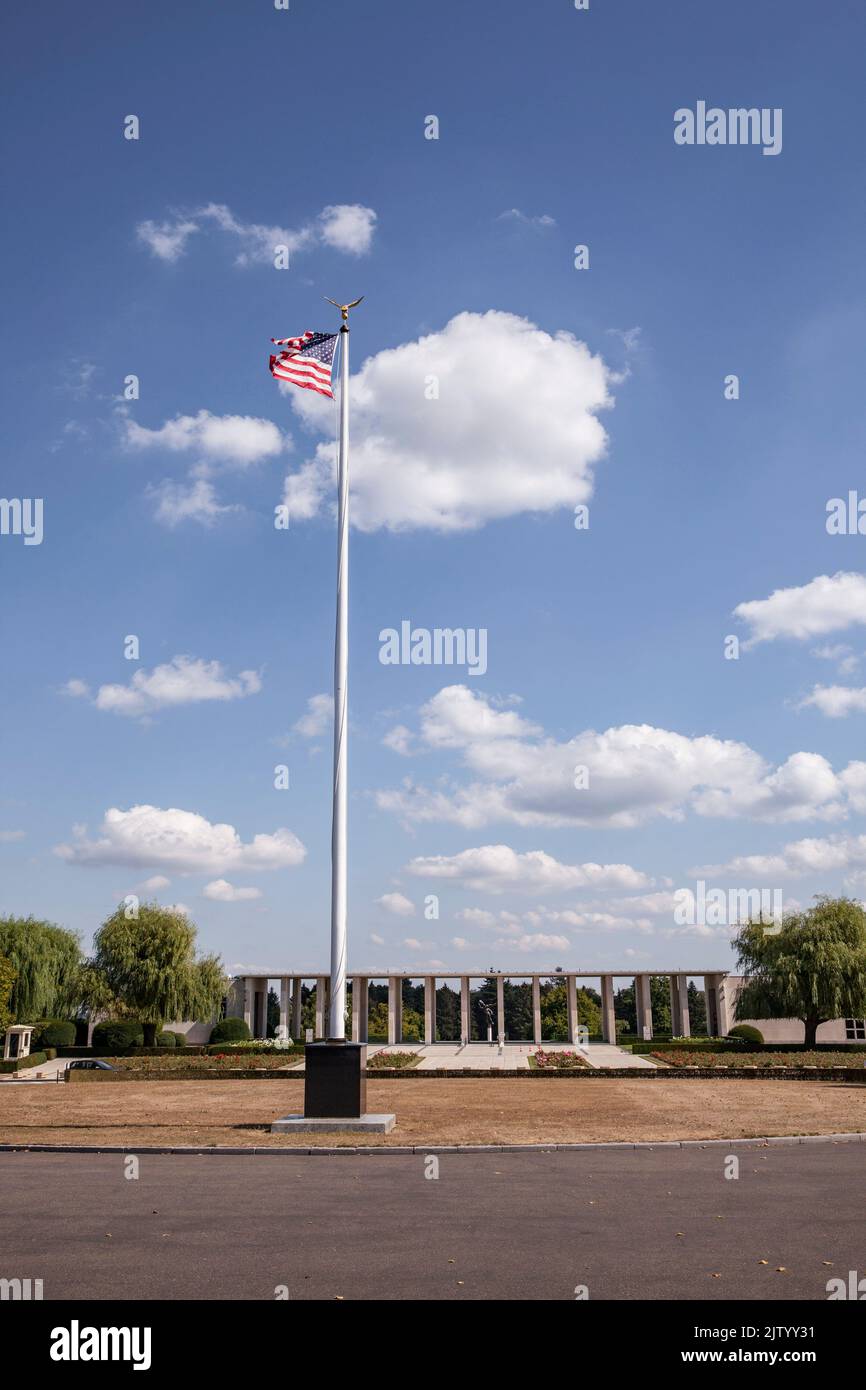 Henri-Chapelle American Cemetery and Memorial, cimitero militare degli Stati Uniti vicino a Welkenraedt, Vallonia, Belgio. Palo alto con stelle e strisce bandiera e gol Foto Stock