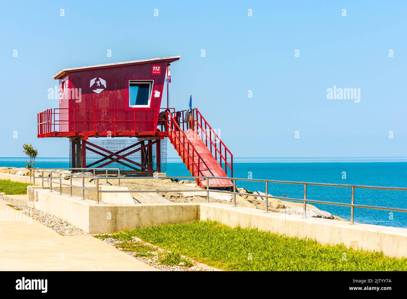 Cabina bagnino sull'argine della città in una mattinata di sole Foto Stock