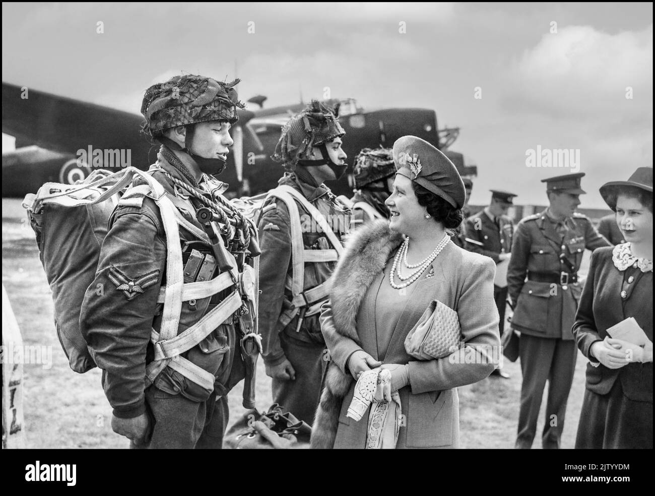1944 famiglia reale seconda guerra mondiale la Regina e la Principessa Elisabetta parlano con i paracadutisti di fronte a un aereo Halifax durante un tour delle forze aviotrasportate prima e preparandosi per il D-Day, 19 maggio 1944 D-Day, preparativi per lo sbarco in Normandia 1944, Europa nord-occidentale, seconda guerra mondiale Foto Stock