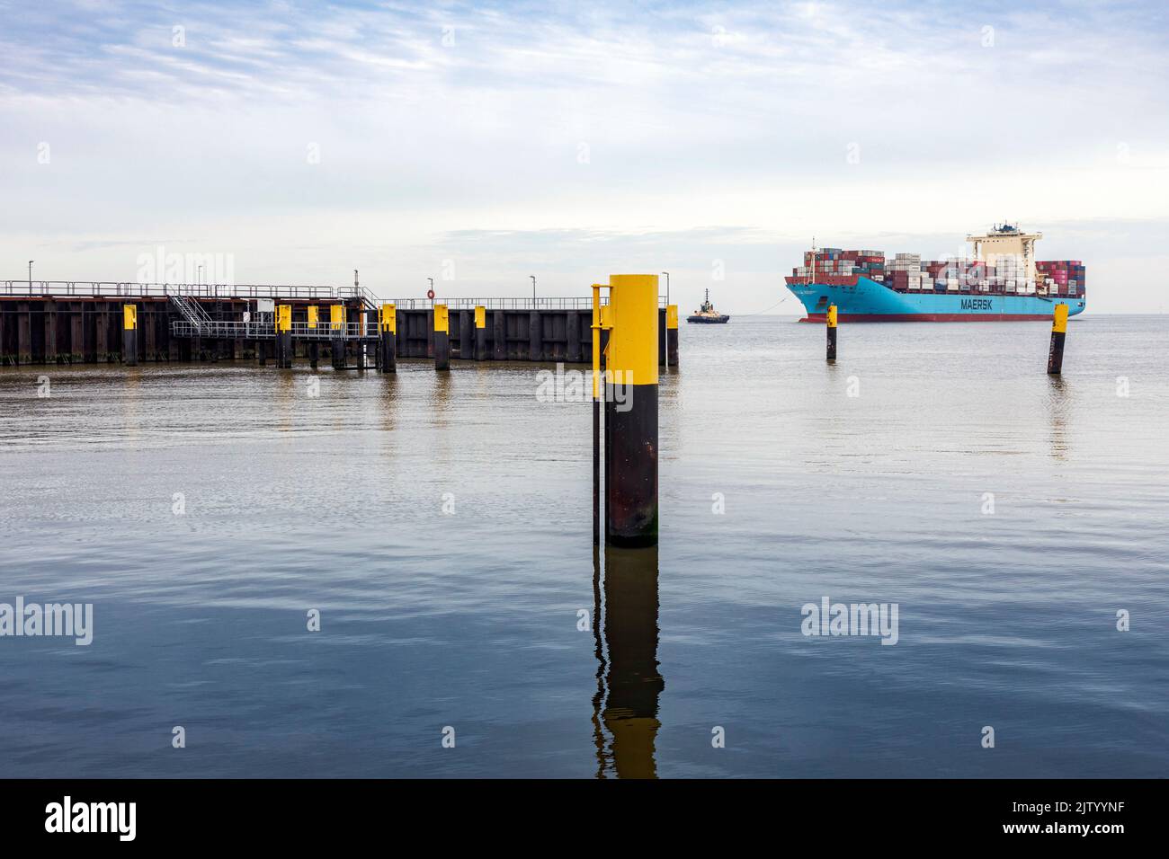 Tug guida la nave portacontainer Maersk Luz fino alla zona di scarico nel porto d'oltremare di Bremerhaven Foto Stock
