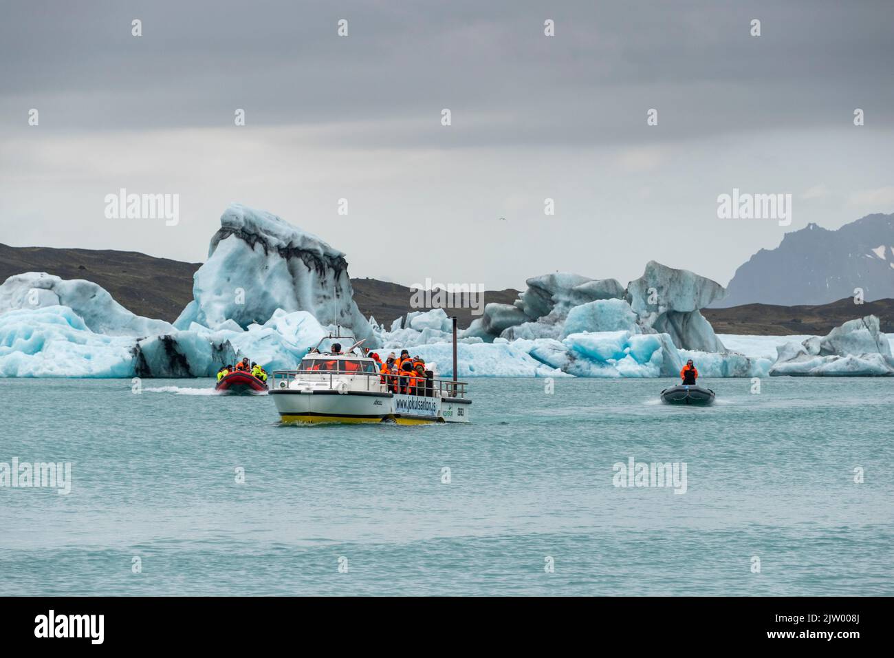 Gite in barca tra gli iceberg che galleggiano nella laguna glaciale a Jökulsárlón nel Parco Nazionale di Vatnajökull, nel sud dell'Islanda. Foto Stock