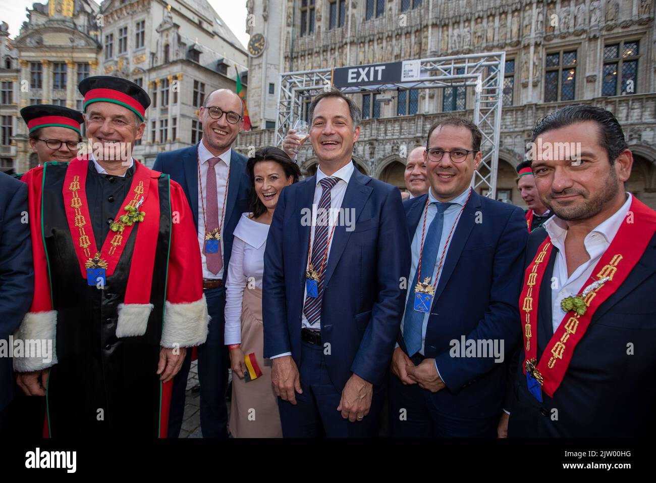Bruxelles, Belgio. 02nd Set, 2022. Vice primo ministro e ministro delle Finanze Vincent Van Peteghem (3L), presidente del Senato Stephanie D'hose, primo ministro Alexander De Croo e ministro dell'Agricoltura e delle PMI David Clarinval, nella foto dell'edizione 2022 del festival belga del fine settimana della birra nel centro di Bruxelles, Organizzato dalla Federazione Nazionale delle birre belghe. Durante l'evento, i visitatori possono assaggiare 400 birre diverse di 40 diversi produttori. Città, Venerdì 02 Settembre 2022. FOTO DI BELGA NICOLAS MAETERLINCK Credit: Belga News Agency/Alamy Live News Foto Stock Bruxelles, Belgio. 02nd Set, 2022. Vice primo ministro e ministro delle Finanze Vincent Van Peteghem (3L), presidente del Senato Stephanie D'hose, primo ministro Alexander De Croo e ministro dell'Agricoltura e delle PMI David Clarinval, nella foto dell'edizione 2022 del festival belga del fine settimana della birra nel centro di Bruxelles, Organizzato dalla Federazione Nazionale delle birre belghe. Durante l'evento, i visitatori possono assaggiare 400 birre diverse di 40 diversi produttori. Città, Venerdì 02 Settembre 2022. FOTO DI BELGA NICOLAS MAETERLINCK Credit: Belga News Agency/Alamy Live News Foto Stock