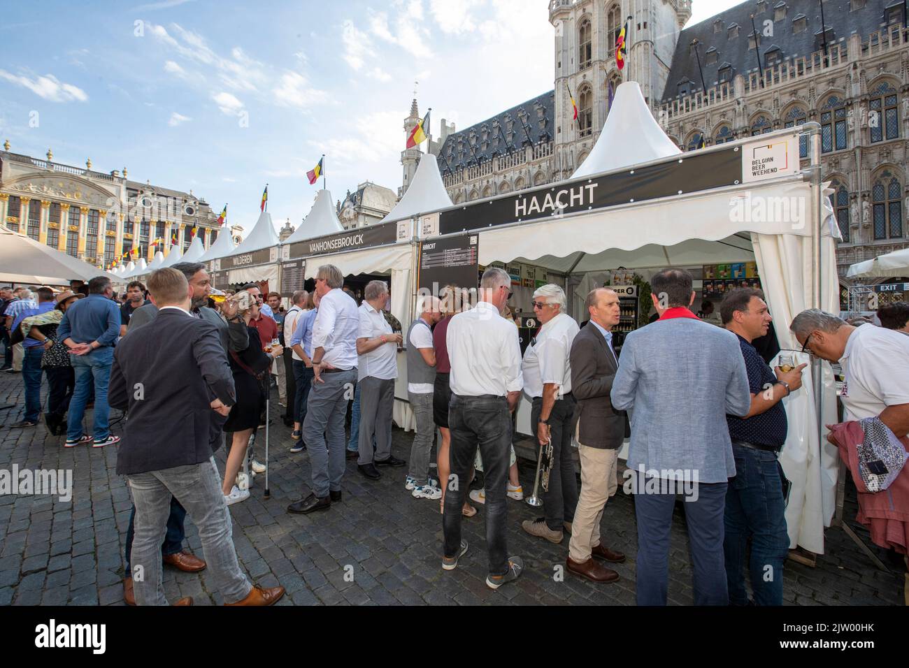 Bruxelles, Belgio. 02nd Set, 2022. L'immagine mostra l'edizione 2022 del festival Belgian Beer Weekend nel centro di Bruxelles, organizzato dalla Federazione Nazionale delle birre belghe. Durante l'evento, i visitatori possono assaggiare 400 birre diverse di 40 diversi produttori. Città, Venerdì 02 Settembre 2022. FOTO DI BELGA NICOLAS MAETERLINCK Credit: Belga News Agency/Alamy Live News Foto Stock Bruxelles, Belgio. 02nd Set, 2022. L'immagine mostra l'edizione 2022 del festival Belgian Beer Weekend nel centro di Bruxelles, organizzato dalla Federazione Nazionale delle birre belghe. Durante l'evento, i visitatori possono assaggiare 400 birre diverse di 40 diversi produttori. Città, Venerdì 02 Settembre 2022. FOTO DI BELGA NICOLAS MAETERLINCK Credit: Belga News Agency/Alamy Live News Foto Stock