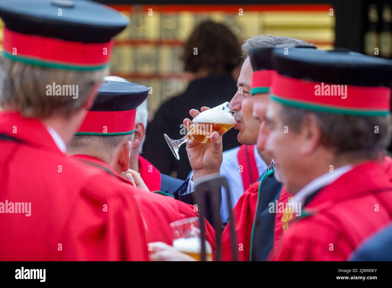 Bruxelles, Belgio. 02nd Set, 2022. Il primo Ministro Alexander De Croo ha fatto un'immagine durante l'edizione 2022 del festival Belgian Beer Weekend nel centro di Bruxelles, organizzato dalla Federazione Nazionale delle birre belghe. Durante l'evento, i visitatori possono assaggiare 400 birre diverse di 40 diversi produttori. Città, Venerdì 02 Settembre 2022. FOTO DI BELGA NICOLAS MAETERLINCK Credit: Belga News Agency/Alamy Live News Foto Stock Bruxelles, Belgio. 02nd Set, 2022. Il primo Ministro Alexander De Croo ha fatto un'immagine durante l'edizione 2022 del festival Belgian Beer Weekend nel centro di Bruxelles, organizzato dalla Federazione Nazionale delle birre belghe. Durante l'evento, i visitatori possono assaggiare 400 birre diverse di 40 diversi produttori. Città, Venerdì 02 Settembre 2022. FOTO DI BELGA NICOLAS MAETERLINCK Credit: Belga News Agency/Alamy Live News Foto Stock