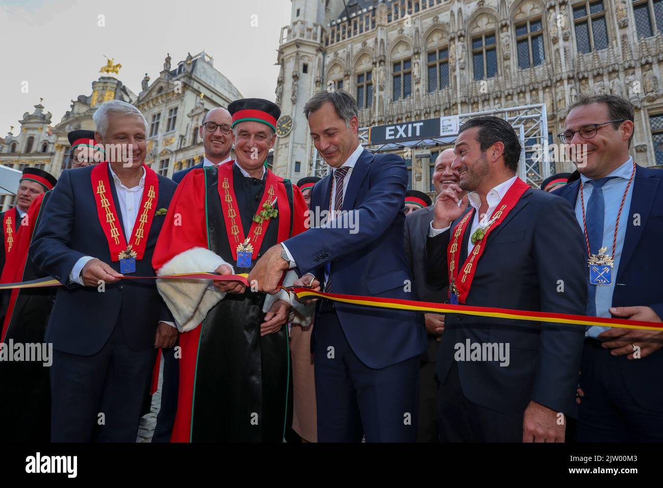 Bruxelles, Belgio. 02nd Set, 2022. Il Vice primo ministro e ministro delle Finanze Vincent Van Peteghem (4L), il primo ministro Alexander De Croo (C), il ministro dell'Agricoltura e delle PMI David Clarinval e (R) raffigurati durante l'edizione 2022 del festival belga Beer Weekend nel centro di Bruxelles, organizzato dalla Federazione nazionale delle birre belghe. Durante l'evento, i visitatori possono assaggiare 400 birre diverse di 40 diversi produttori. Città, Venerdì 02 Settembre 2022. FOTO DI BELGA NICOLAS MAETERLINCK Credit: Belga News Agency/Alamy Live News Foto Stock Bruxelles, Belgio. 02nd Set, 2022. Il Vice primo ministro e ministro delle Finanze Vincent Van Peteghem (4L), il primo ministro Alexander De Croo (C), il ministro dell'Agricoltura e delle PMI David Clarinval e (R) raffigurati durante l'edizione 2022 del festival belga Beer Weekend nel centro di Bruxelles, organizzato dalla Federazione nazionale delle birre belghe. Durante l'evento, i visitatori possono assaggiare 400 birre diverse di 40 diversi produttori. Città, Venerdì 02 Settembre 2022. FOTO DI BELGA NICOLAS MAETERLINCK Credit: Belga News Agency/Alamy Live News Foto Stock