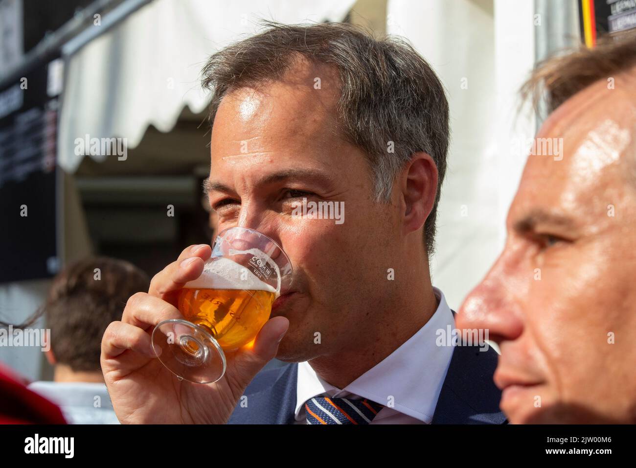 Bruxelles, Belgio. 02nd Set, 2022. Il primo Ministro Alexander De Croo ha fatto un'immagine durante l'edizione 2022 del festival Belgian Beer Weekend nel centro di Bruxelles, organizzato dalla Federazione Nazionale delle birre belghe. Durante l'evento, i visitatori possono assaggiare 400 birre diverse di 40 diversi produttori. Città, Venerdì 02 Settembre 2022. FOTO DI BELGA NICOLAS MAETERLINCK Credit: Belga News Agency/Alamy Live News Foto Stock Bruxelles, Belgio. 02nd Set, 2022. Il primo Ministro Alexander De Croo ha fatto un'immagine durante l'edizione 2022 del festival Belgian Beer Weekend nel centro di Bruxelles, organizzato dalla Federazione Nazionale delle birre belghe. Durante l'evento, i visitatori possono assaggiare 400 birre diverse di 40 diversi produttori. Città, Venerdì 02 Settembre 2022. FOTO DI BELGA NICOLAS MAETERLINCK Credit: Belga News Agency/Alamy Live News Foto Stock