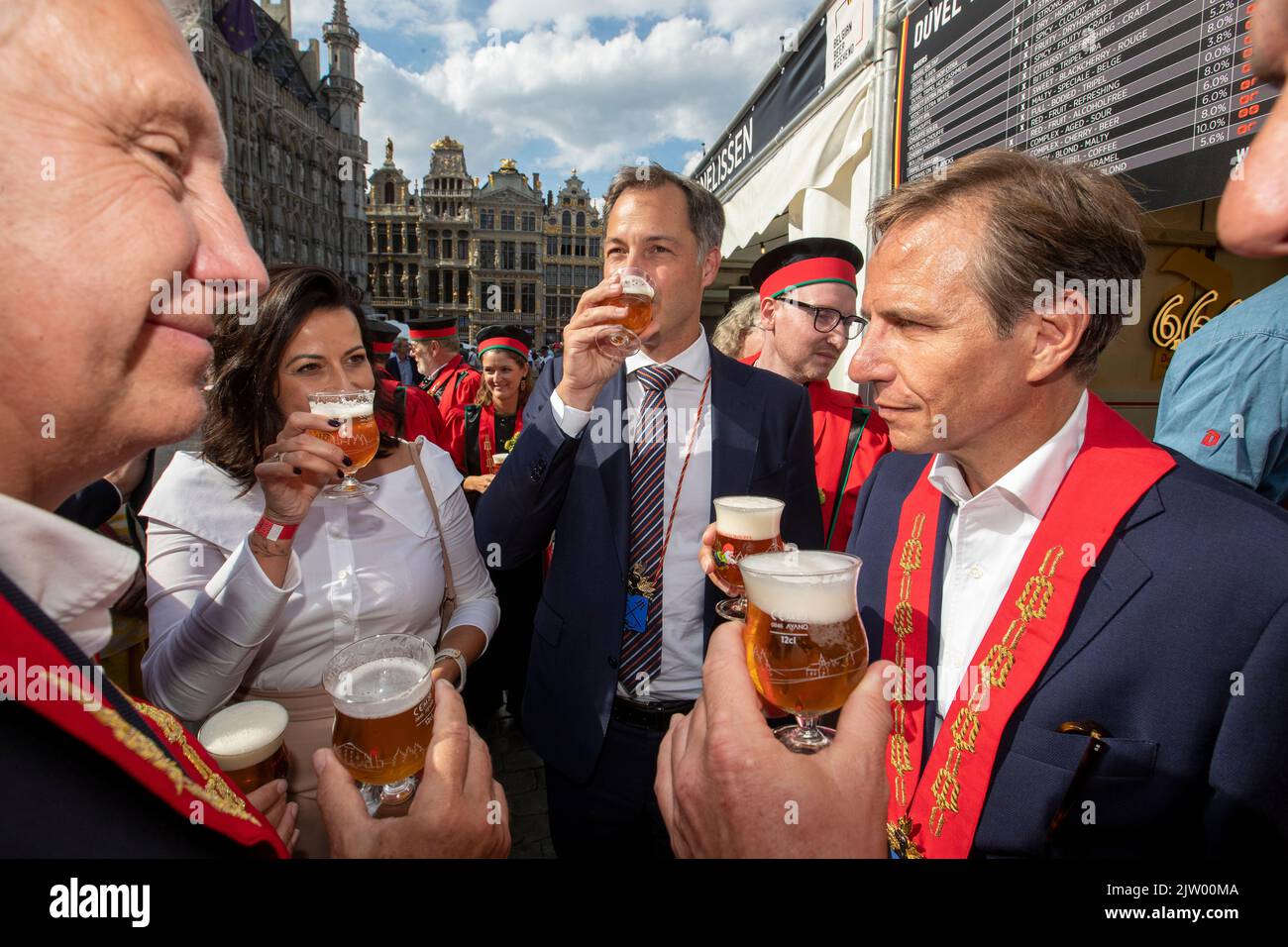 Bruxelles, Belgio. 02nd Set, 2022. Stephanie D'hose, presidente del Senato, e il primo ministro Alexander De Croo hanno illustrato la 2022° edizione del festival belga del fine settimana della birra nel centro di Bruxelles, organizzato dalla Federazione nazionale delle birre belghe. Durante l'evento, i visitatori possono assaggiare 400 birre diverse di 40 diversi produttori. Città, Venerdì 02 Settembre 2022. FOTO DI BELGA NICOLAS MAETERLINCK Credit: Belga News Agency/Alamy Live News Foto Stock Bruxelles, Belgio. 02nd Set, 2022. Stephanie D'hose, presidente del Senato, e il primo ministro Alexander De Croo hanno illustrato la 2022° edizione del festival belga del fine settimana della birra nel centro di Bruxelles, organizzato dalla Federazione nazionale delle birre belghe. Durante l'evento, i visitatori possono assaggiare 400 birre diverse di 40 diversi produttori. Città, Venerdì 02 Settembre 2022. FOTO DI BELGA NICOLAS MAETERLINCK Credit: Belga News Agency/Alamy Live News Foto Stock