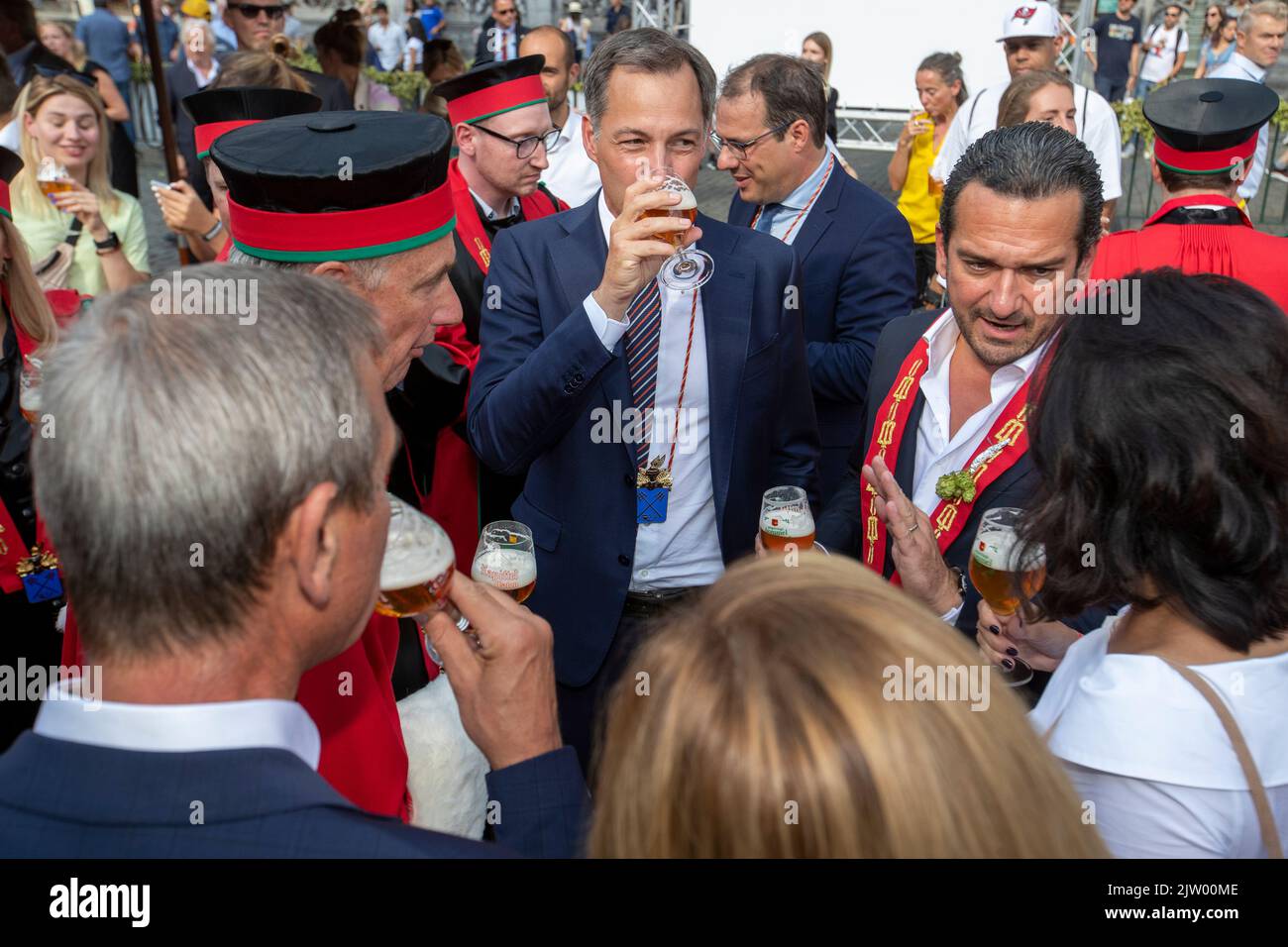 Bruxelles, Belgio. 02nd Set, 2022. Il primo Ministro Alexander De Croo ha fatto un'immagine durante l'edizione 2022 del festival Belgian Beer Weekend nel centro di Bruxelles, organizzato dalla Federazione Nazionale delle birre belghe. Durante l'evento, i visitatori possono assaggiare 400 birre diverse di 40 diversi produttori. Città, Venerdì 02 Settembre 2022. FOTO DI BELGA NICOLAS MAETERLINCK Credit: Belga News Agency/Alamy Live News Foto Stock Bruxelles, Belgio. 02nd Set, 2022. Il primo Ministro Alexander De Croo ha fatto un'immagine durante l'edizione 2022 del festival Belgian Beer Weekend nel centro di Bruxelles, organizzato dalla Federazione Nazionale delle birre belghe. Durante l'evento, i visitatori possono assaggiare 400 birre diverse di 40 diversi produttori. Città, Venerdì 02 Settembre 2022. FOTO DI BELGA NICOLAS MAETERLINCK Credit: Belga News Agency/Alamy Live News Foto Stock