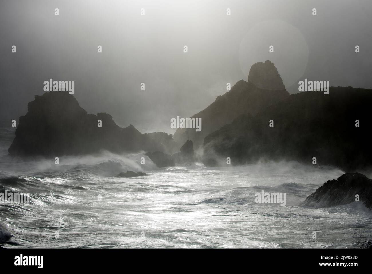 Kynance Cove roccia bollente in mare come una grande tempesta che spinge dentro. Foto Stock