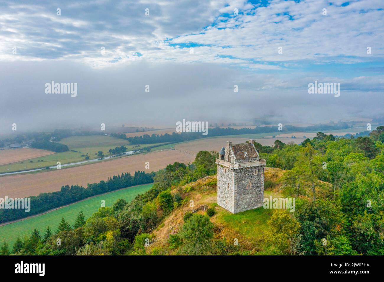 Scottish Borders, Regno Unito. 02nd Set, 2022. 2nd settembre 2022. Regno Unito Scozia meteo. Mentre le calde giornate estive cambiano gradualmente diventano più fresche verso le mattine nebbre autunnali arrivano attraverso le aree dei confini scozzesi. Il PIC mostra il castello di Fatlips, arroccato sulla cima dei Minto Crasgs vicino a Hawick, che si affaccia sui campi e sulle fattorie ricoperte di nebbia e nuvole basse. Questa Torre di confine è stata conosciuta nel corso dei secoli come Castello di Mantoncrake, Castello di Catslick, Castello di Minto, e più affettuosamente come Castello di Fatlips. La ragione del nome Fatlips rimane un mistero con un certo numero di divertenti origi proposti Foto Stock