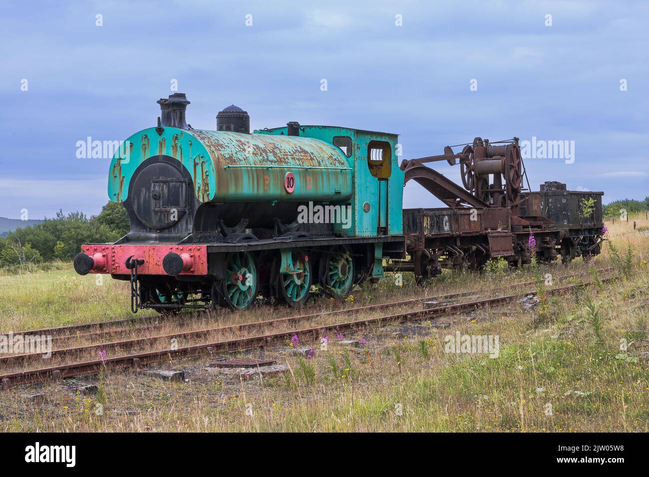 Vecchio treno a vapore arrugginito che un tempo veniva utilizzato presso la miniera di carbone per trasportare il carbone ai forni locali ecc. immagine scattata il 28th luglio a Blaenavon, in Galles Foto Stock