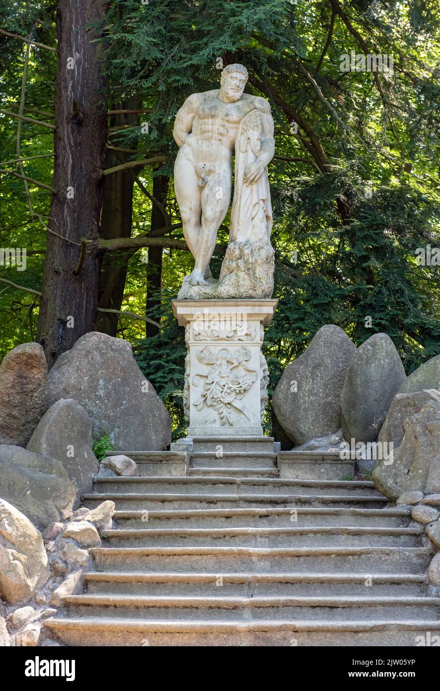 Farnese Hercules Sculpture, Azalea e Rhododendron Park Kromlau, Germania Foto Stock