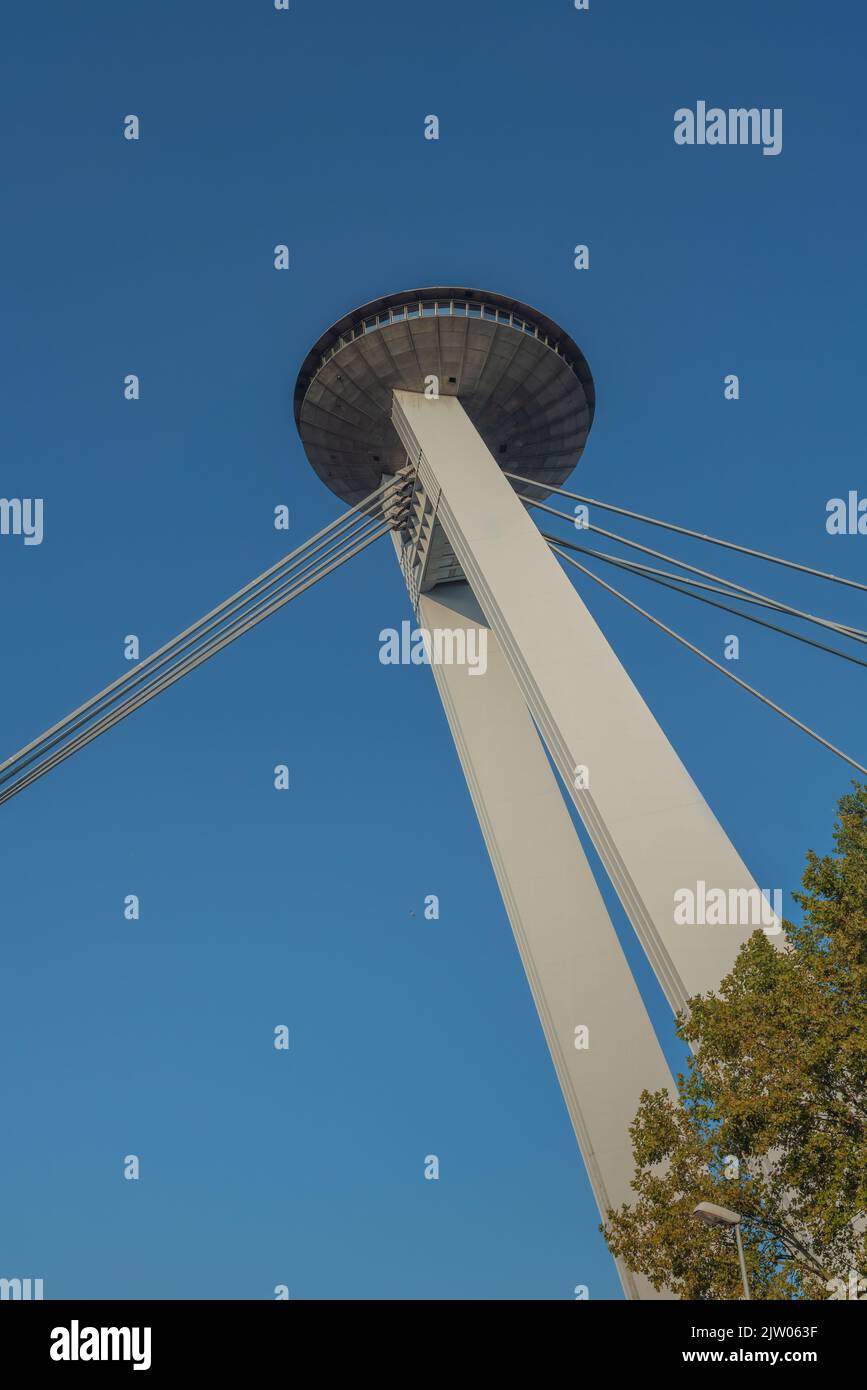 Torre UFO al Ponte SNP - Bratislava, Slovacchia Foto Stock