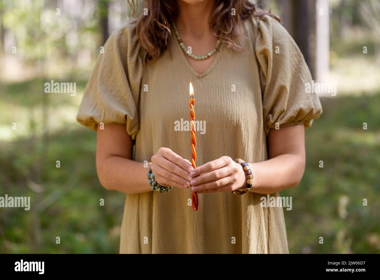 donna con candela esecuzione rituale magico Foto Stock