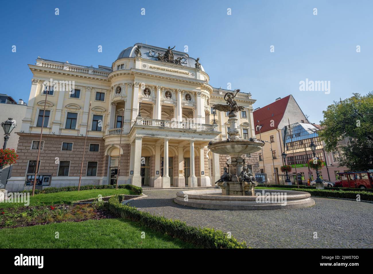 Teatro Nazionale Slovacco edificio storico e Fontana di Ganymedes - Bratislava, Slovacchia Foto Stock
