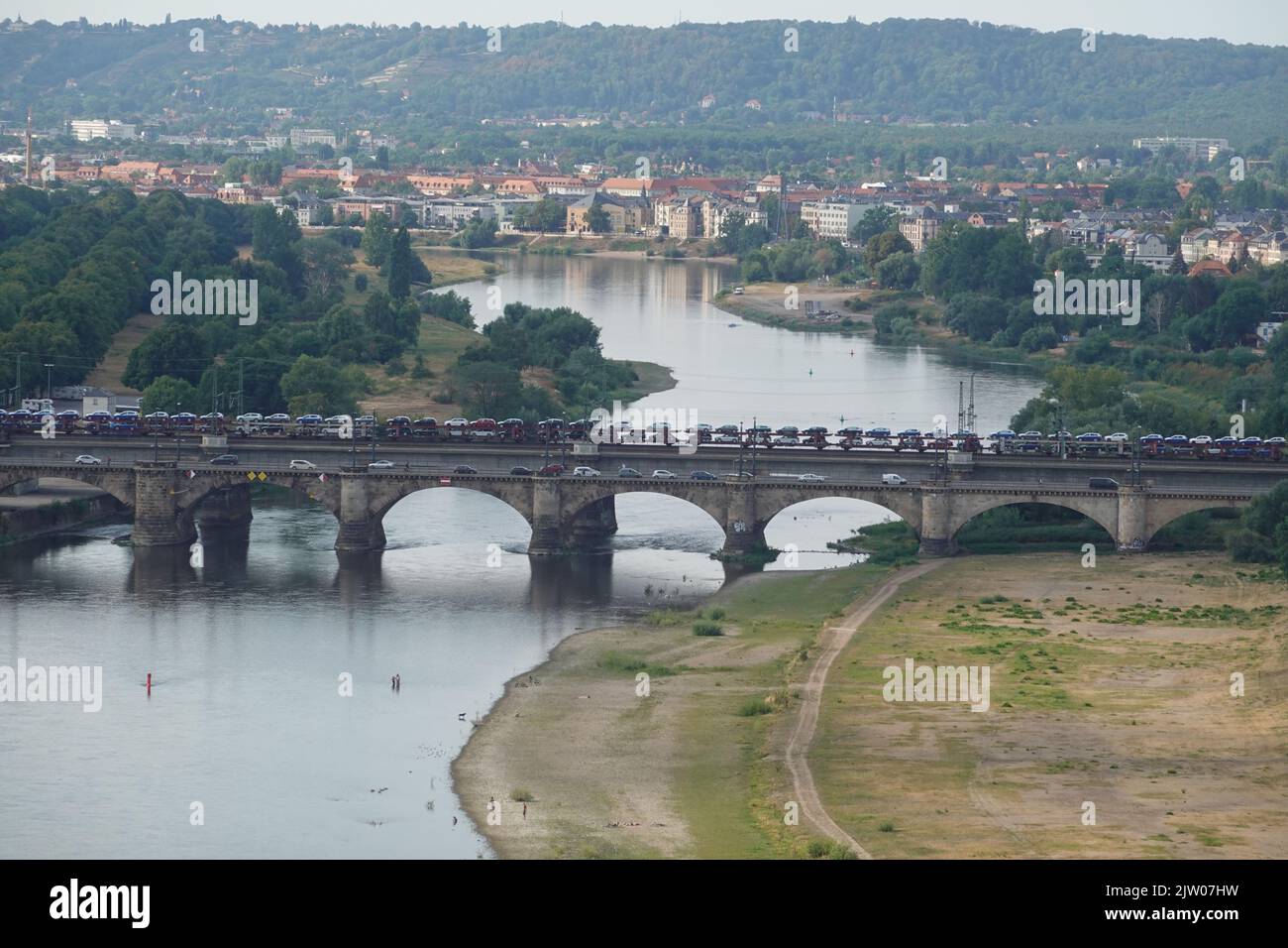 Treno a due piani che trasporta auto attraverso il fiume Elba, Dresda, Germania Foto Stock