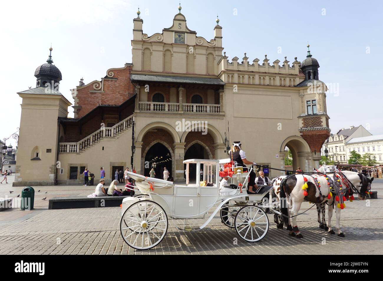 Carrozza trainata da cavalli che offre gite ai turisti in Piazza del mercato, Cracovia, Polonia Foto Stock