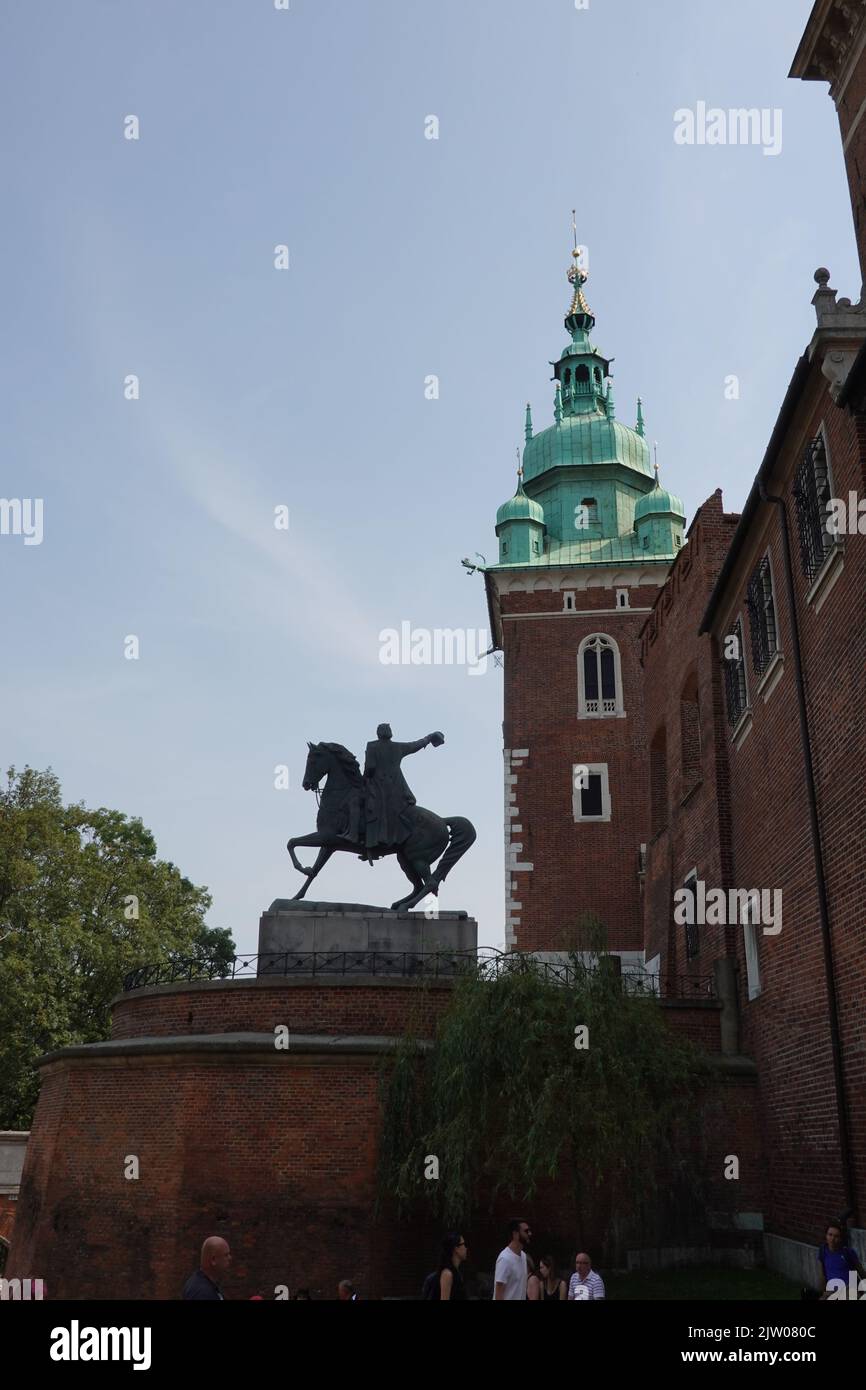 Statua in bronzo di Tadeusz Kosciuszko sul dorso di un cavallo, Castello di Wawel, Cracovia, Polanmd Europa orientale Foto Stock