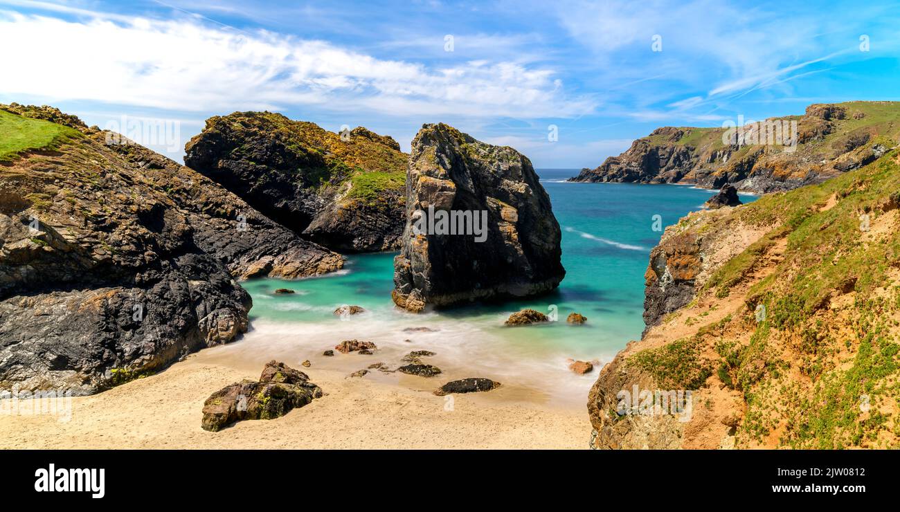 Rallentamento del tempo di scatto per una velocità dell'otturatore prolungata nella baia di Kynance. Mare estivo tropicale con morbide onde nebbie. Paradiso. Foto Stock