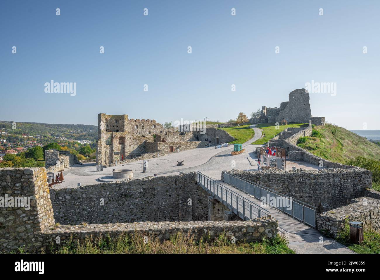 Vista sul castello di Devin con le rovine del castello centrale, del cortile e del palazzo di Garay - Bratislava, Slovacchia Foto Stock