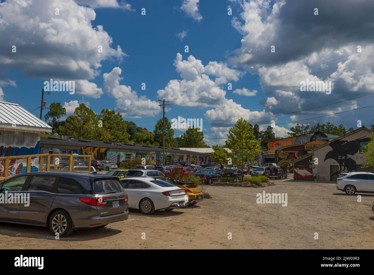 Ashville, North Carolina, USA - 27 agosto 2022: Il River Arts District lungo il French Board River. Una volta magazzino e mulini, ora hanno colorato Foto Stock