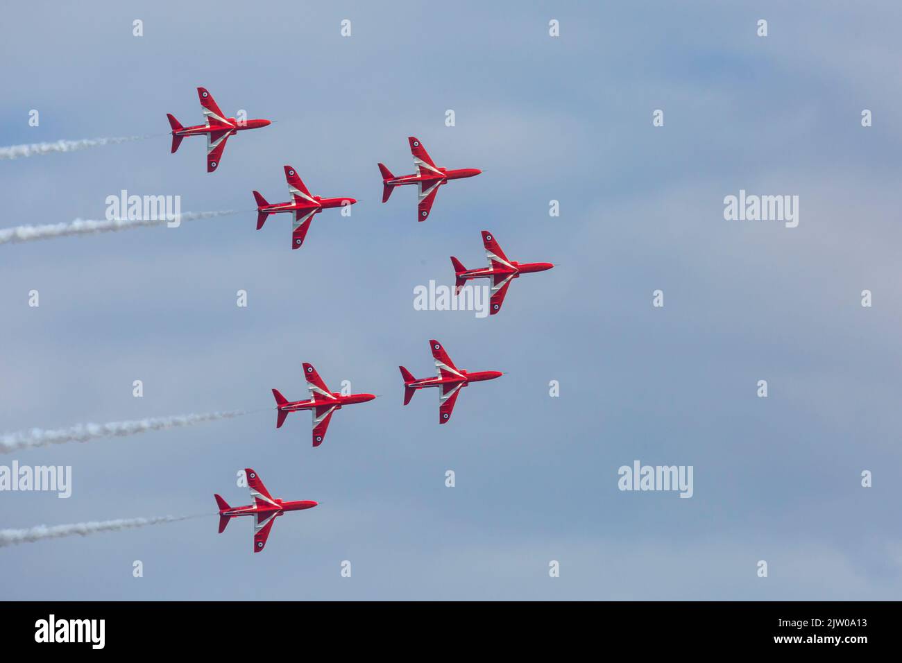 Bournemouth, Dorset, Regno Unito. 2nd settembre 2022. Migliaia di persone scendono a Bournemouth per il secondo giorno dello speciale Platinum Jubilee Bournemouth Air Festival, che ha ricevuto la benedizione della Regina, con una grande attività nei cieli, in mare e sulla terra. Le nazioni favorite frecce rosse completano la loro esposizione con sette piani oggi, dopo che la visualizzazione è stata tagliata a breve a causa di problemi meccanici ieri. Credit: Carolyn Jenkins/Alamy Live News Foto Stock