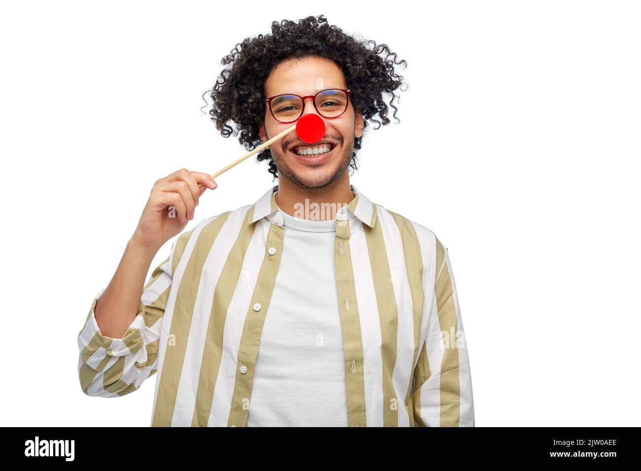 uomo sorridente con accessorio rosso clown naso partito Foto Stock