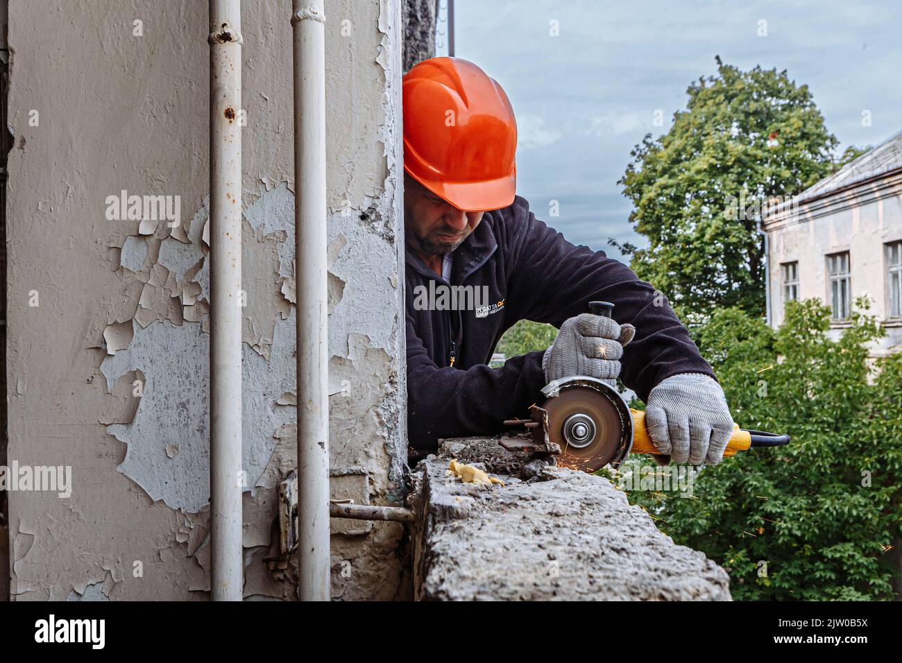 Uzhhorod, Ucraina. 02nd Set, 2022. UZHHORORD, UCRAINA - 02 SETTEMBRE 2022 - un dipendente di una società di costruzione di Melitopol lavora per la conversione dello spazio uffici dell'ex impianto di ingegneria Tysa in appartamenti residenziali, Uzhhorod, Zakarpattia Regione, Ucraina occidentale. Credit: Ukrinform/Alamy Live News Foto Stock