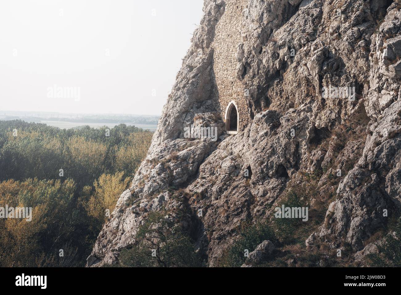 Portale gotico su una scogliera al Castello Devin - Bratislava, Slovacchia Foto Stock