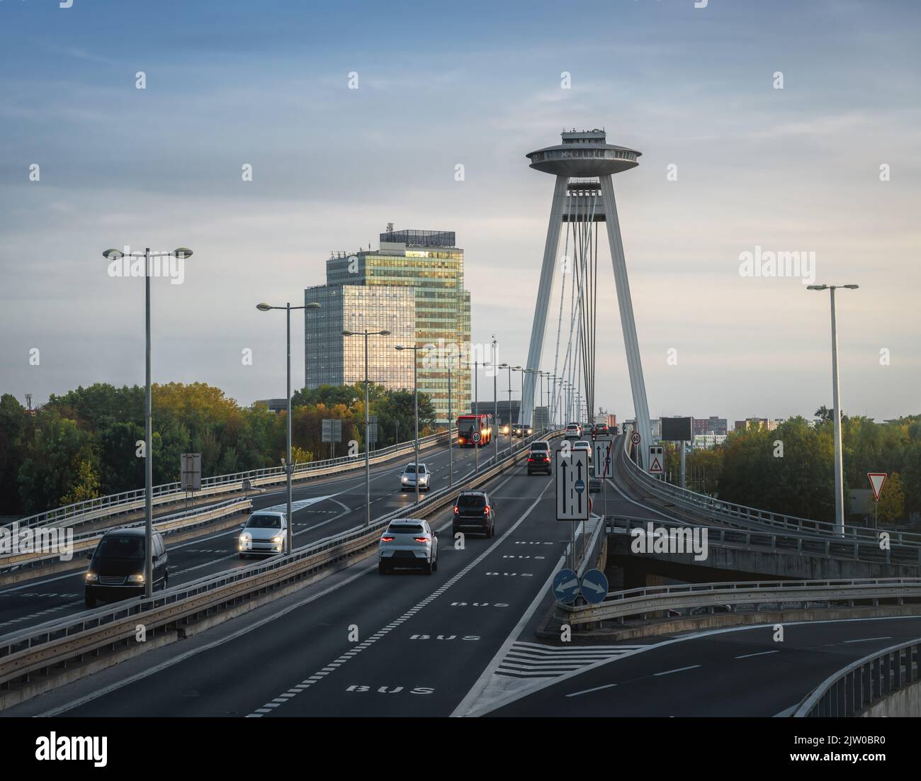 Ponte SNP e Torre UFO - Bratislava, Slovacchia Foto Stock
