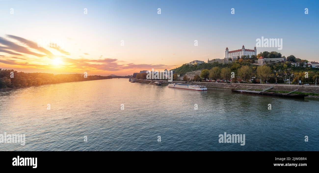 Vista panoramica del Danubio e del castello di Bratislava al tramonto - Bratislava, Slovacchia Foto Stock