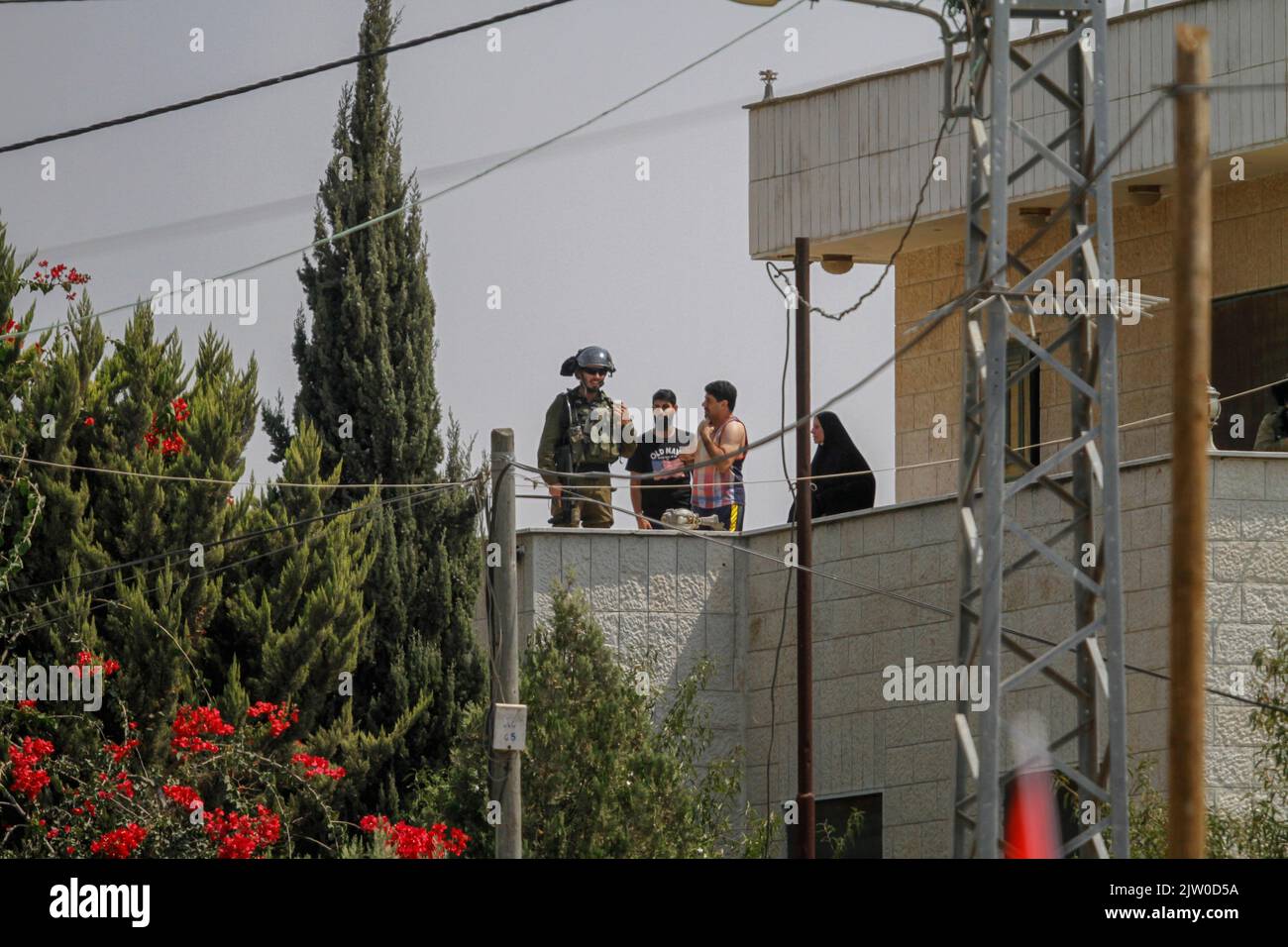 Nablus, Palestina. 02nd Set, 2022. Un soldato israeliano si contesta con una famiglia palestinese dopo che i soldati hanno preso il tetto della casa di questa famiglia per sopprimere i manifestanti palestinesi, durante la manifestazione contro gli insediamenti israeliani nel villaggio di Kafr Gheddaum vicino alla città di Nablus in Cisgiordania Credit: SOPA Images Limited/Alamy Live News Foto Stock