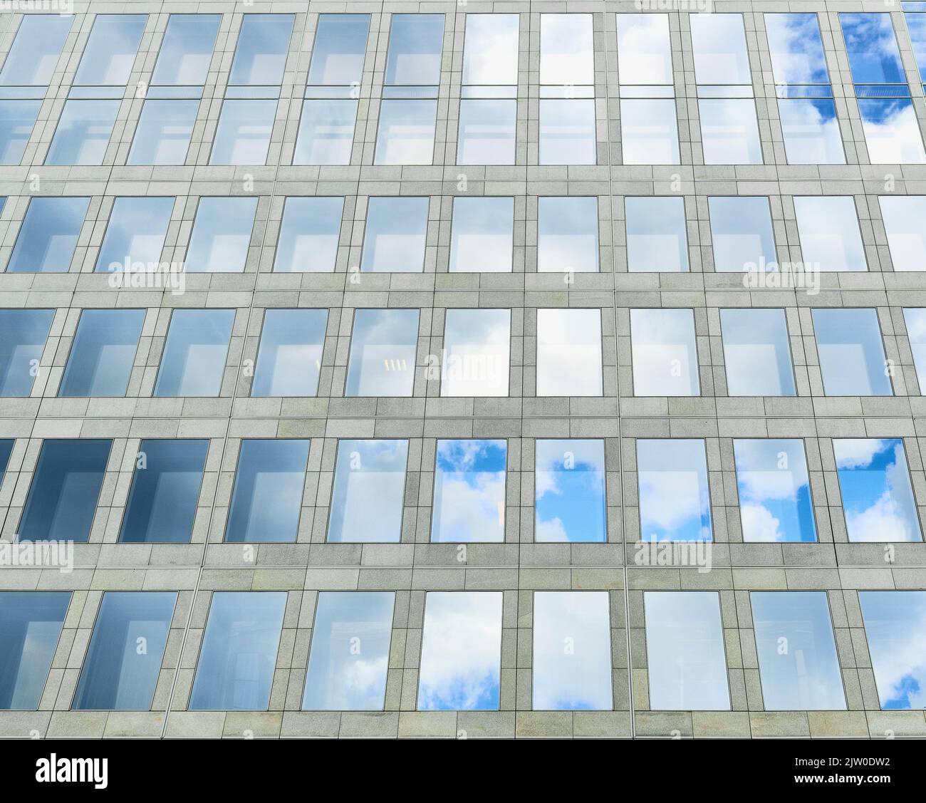 Riflesso del cielo nelle finestre del moderno edificio di negozi e uffici Four Winds su 1st Tverskaya-Yamskaya Street: Mosca, Russia - 22 luglio 2 Foto Stock