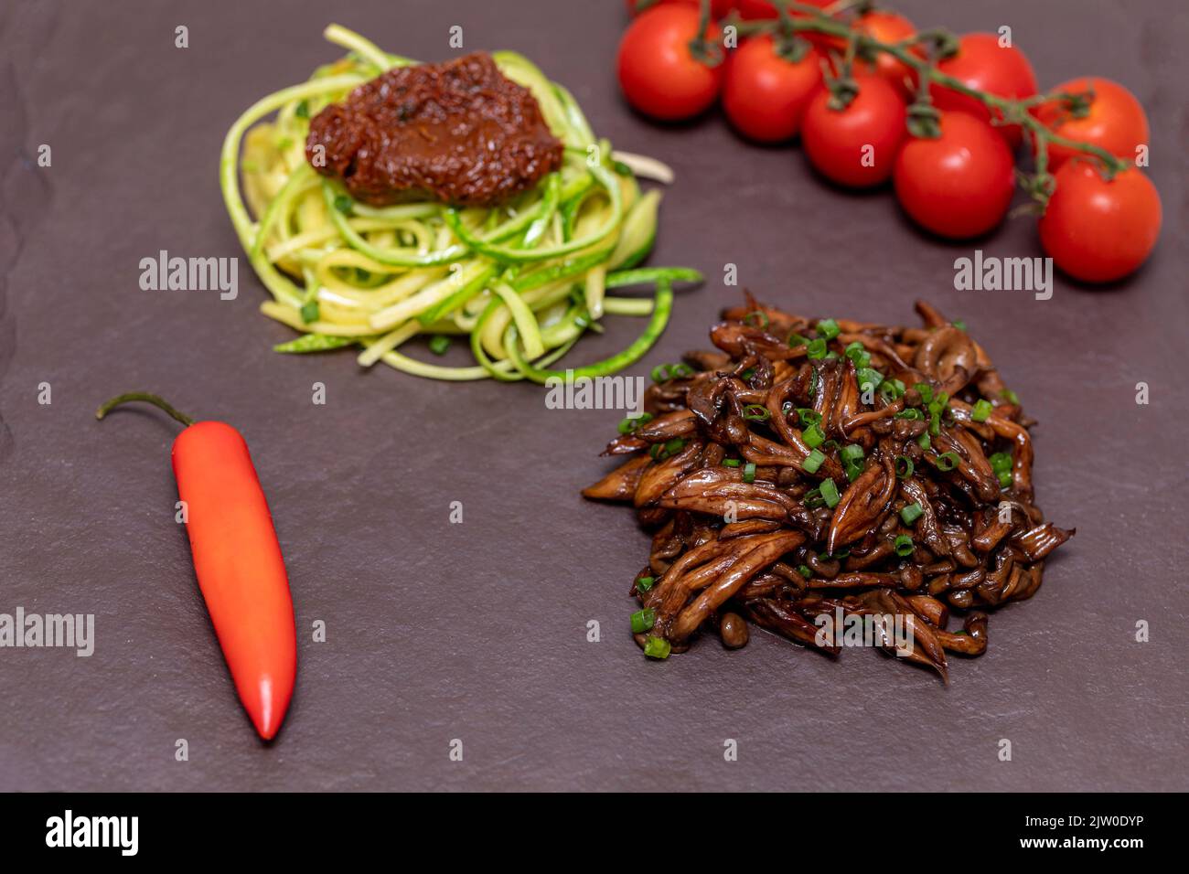 Spaghetti di zucchine con pomodori disidratati ed essiccati Foto Stock