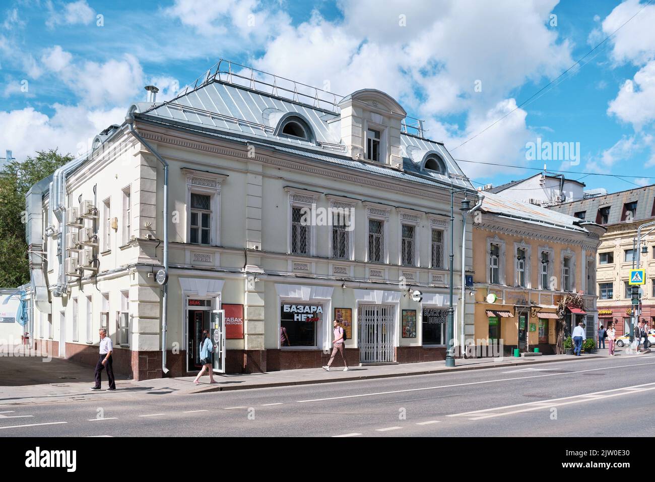 Antico palazzo a tre piani su Solyanka Street, costruito nel 1890, punto di riferimento: Mosca, Russia - 29 luglio 2022 Foto Stock